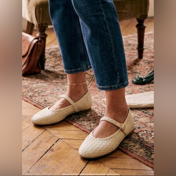House of Harlow 1960 Shoes - House of Harlow 1960 Cream Woven Women's ballet flats. Very trendy. Size 6